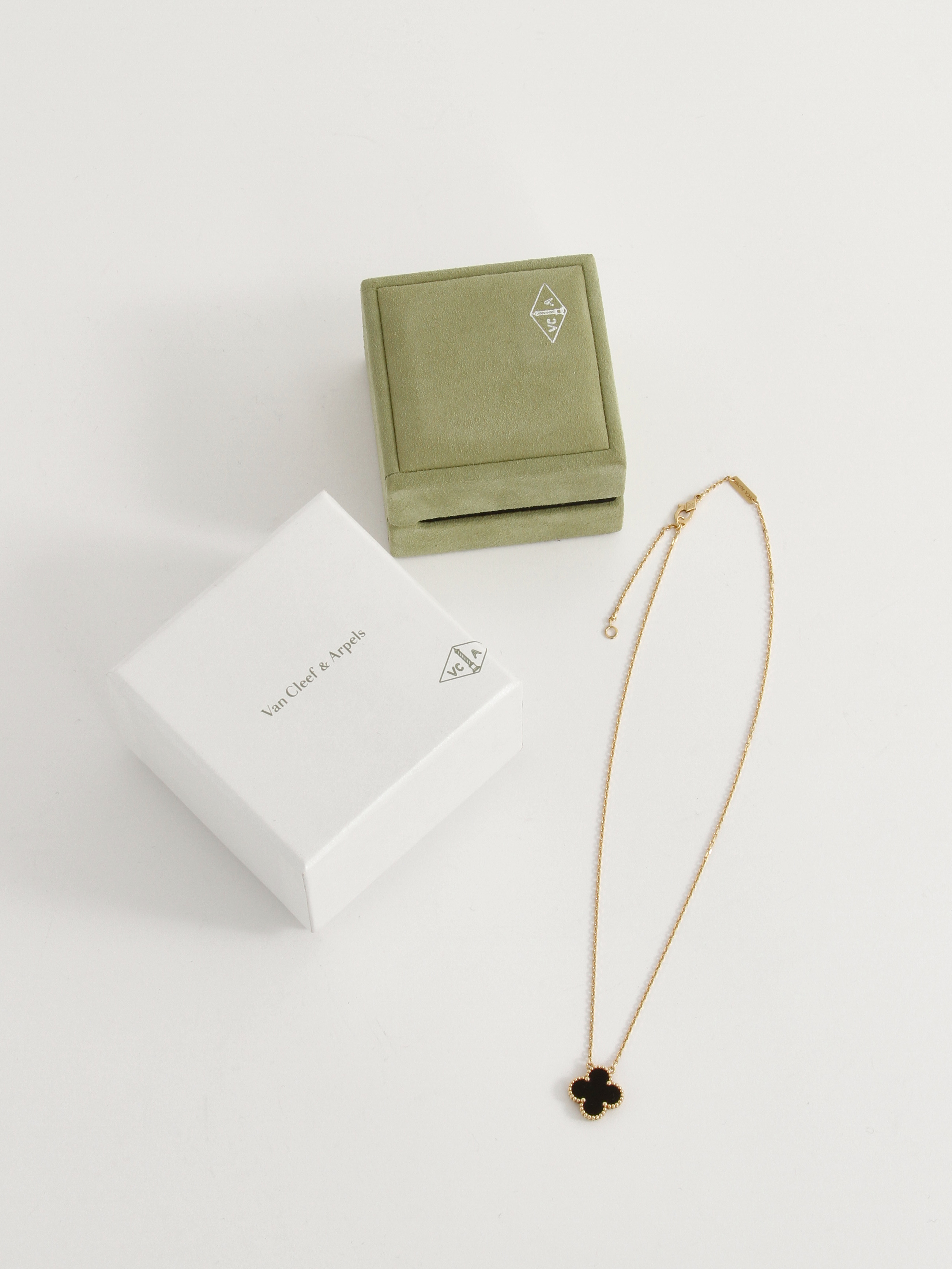 Van Cleef & Arpels Alhambra 3